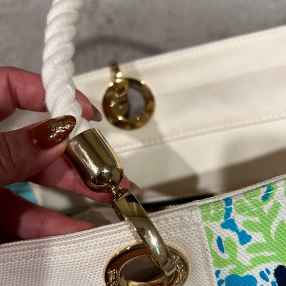 Lilly Pulitzer ISLAND TOTE. SPA BLUE
LETS CHA CHA⭐️